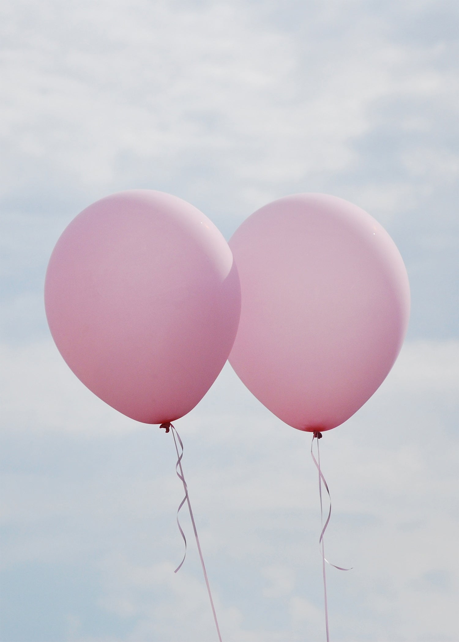 Ballon rose dans le ciel affiche