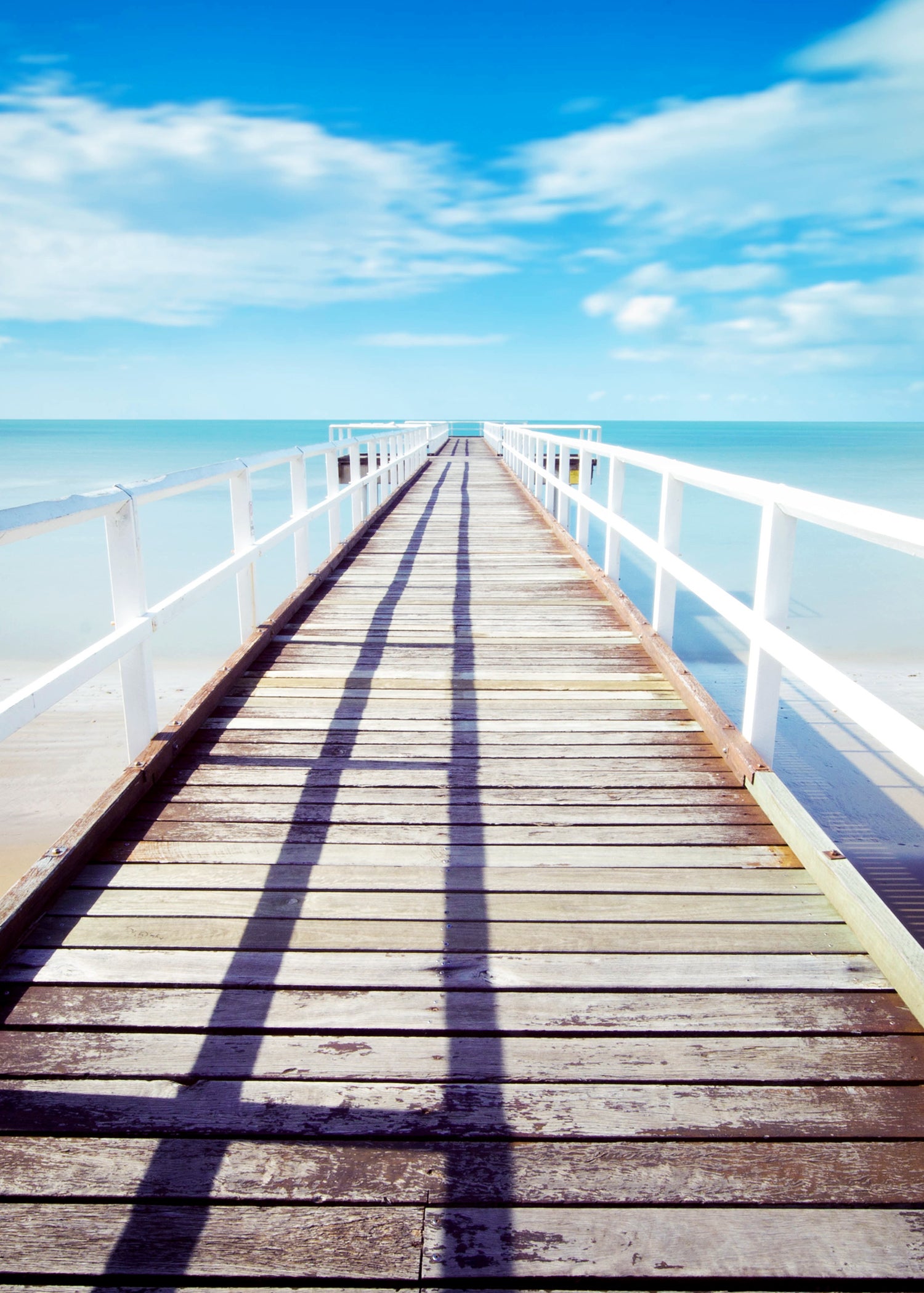 Ponton de plage sur mer bleue affiche